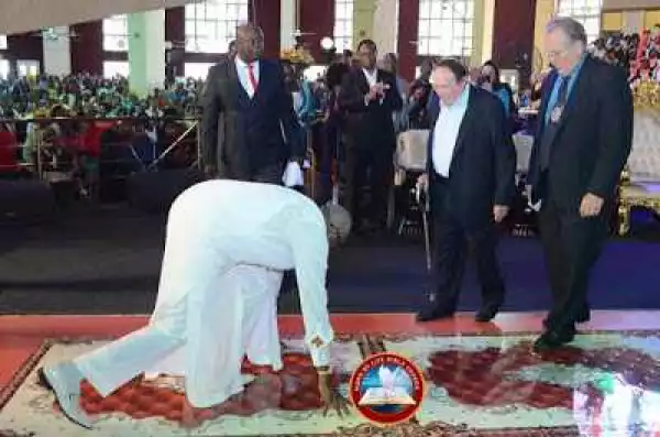 Photos: Pastor Oritsejafor Prostrates As He Welcomes Popular US Televangelist To Nigeria